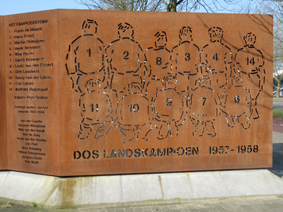 829601 Detail van het monument ter ere van het landskampioenschap van de voetbalvereniging DOS in het seizoen ...
